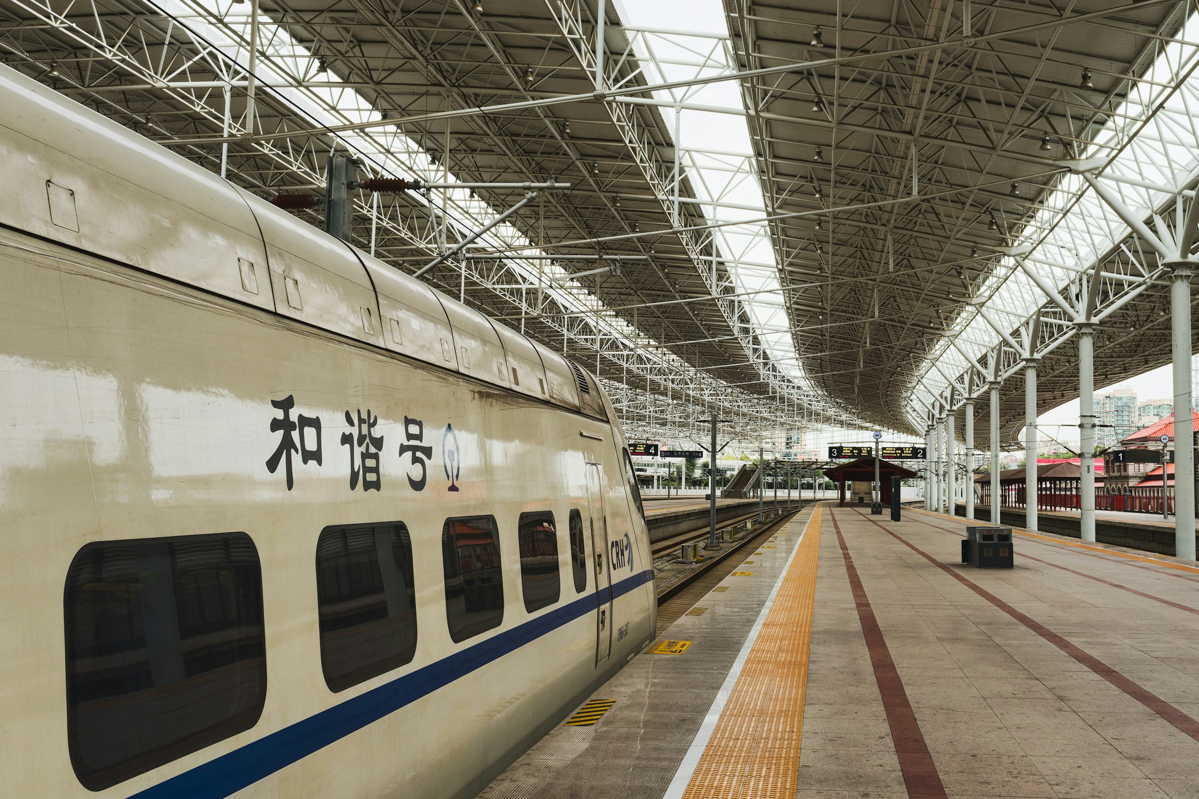 Chinese high-speed train, used to illustrate station boarding.